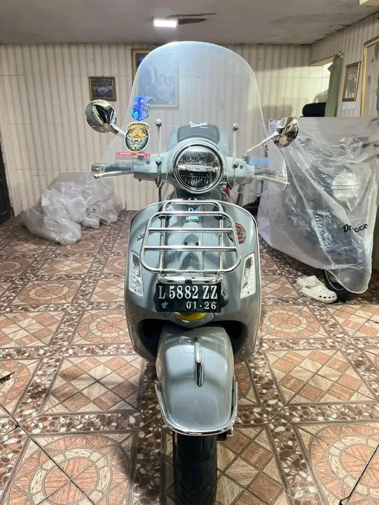 Vespa GTS 3000 Super Tech Warna Abu-Abu