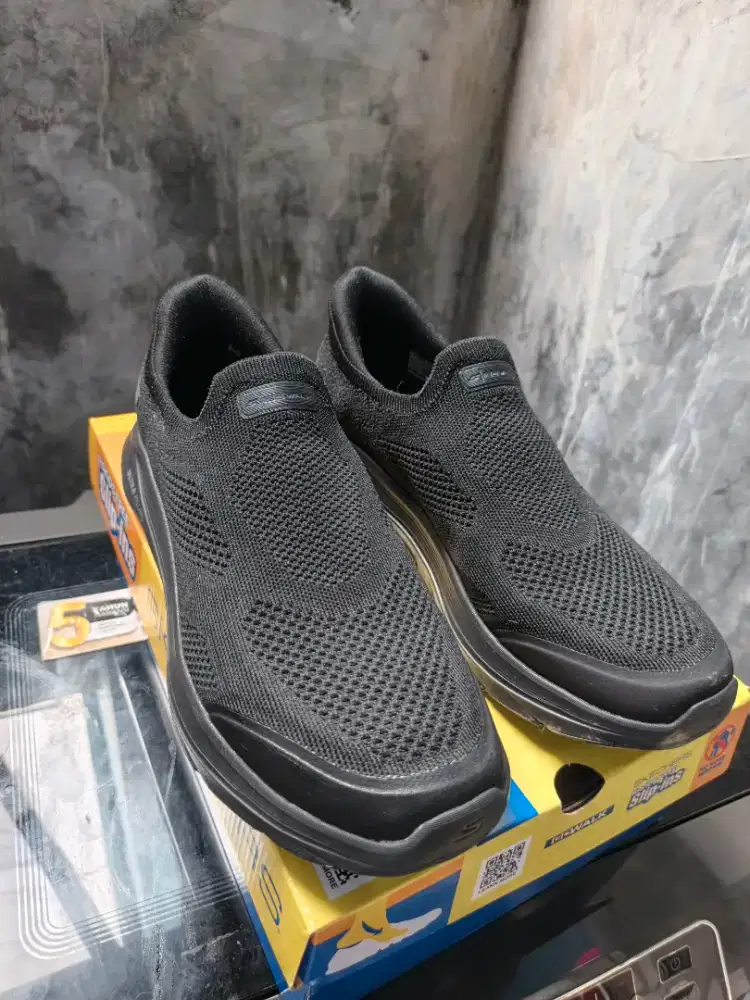 Sepatu SKECHERS edisi kebesaran