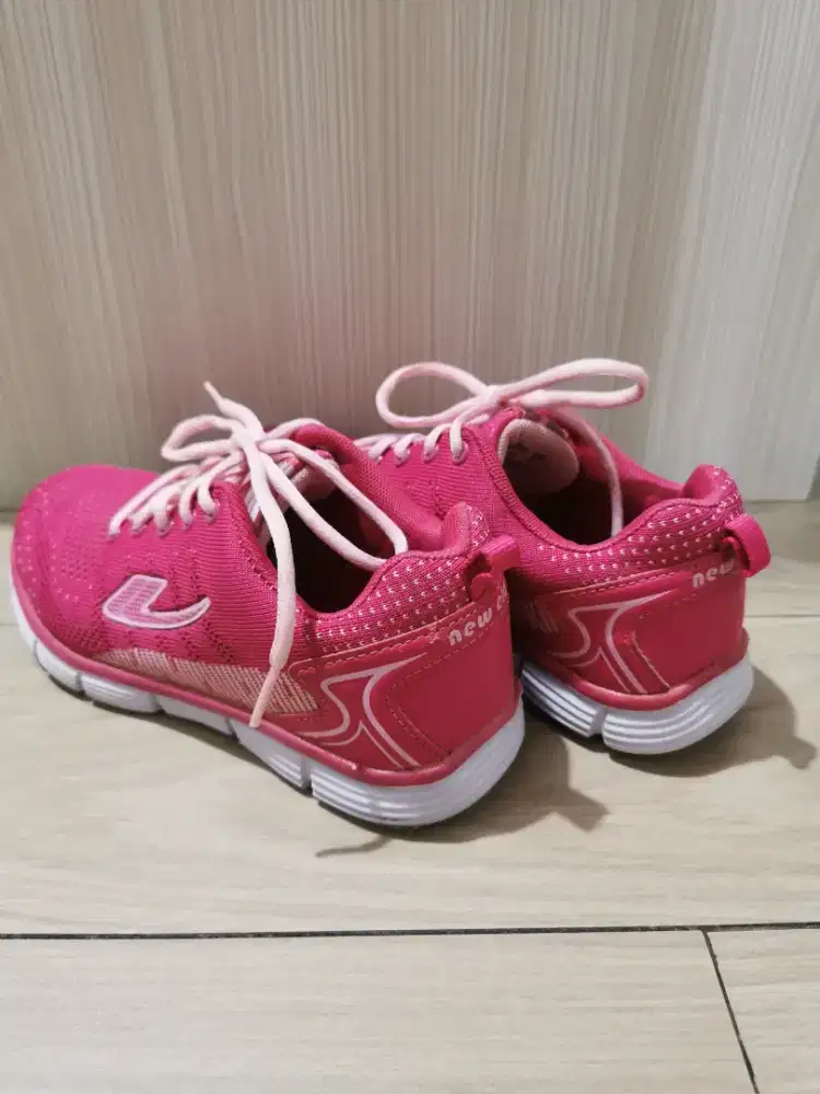Jual sneakers sepatu kets wanita merek New Era warna pink magenta