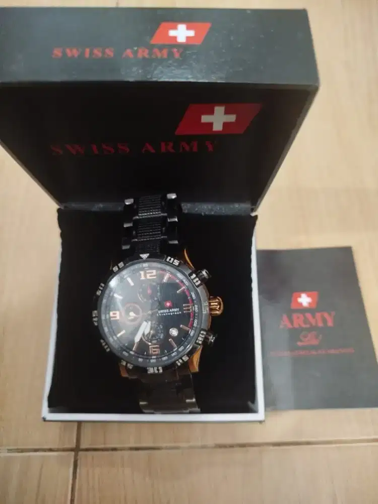 Jam tangan pria Swiss Army 1062G