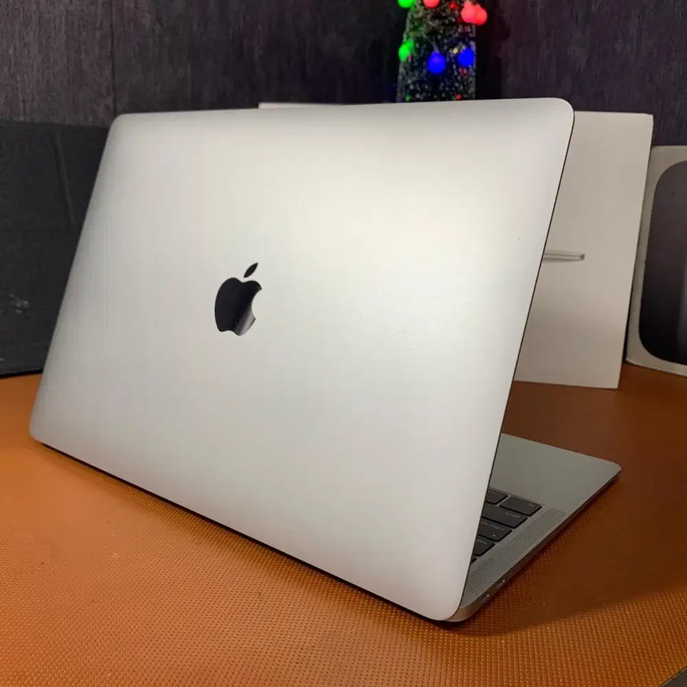 Macbook Air Retina 13inch 2018 8/128gb silver lengkap