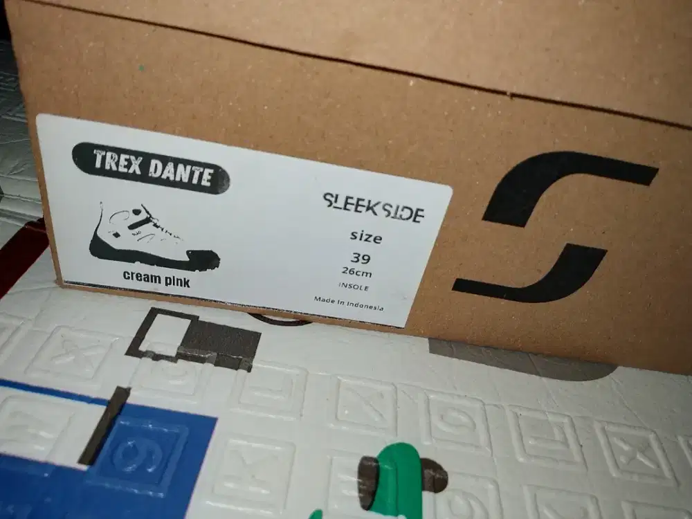 Sepatu gunung wanita warna pink coklat