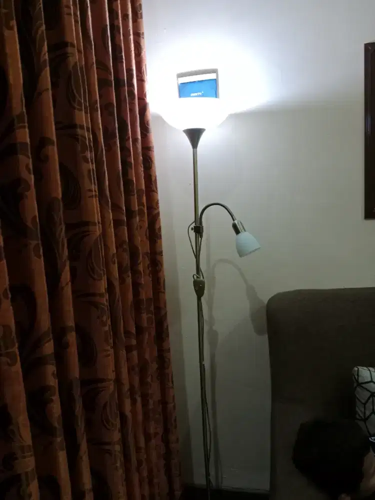 Lampu berdiri standing lamp