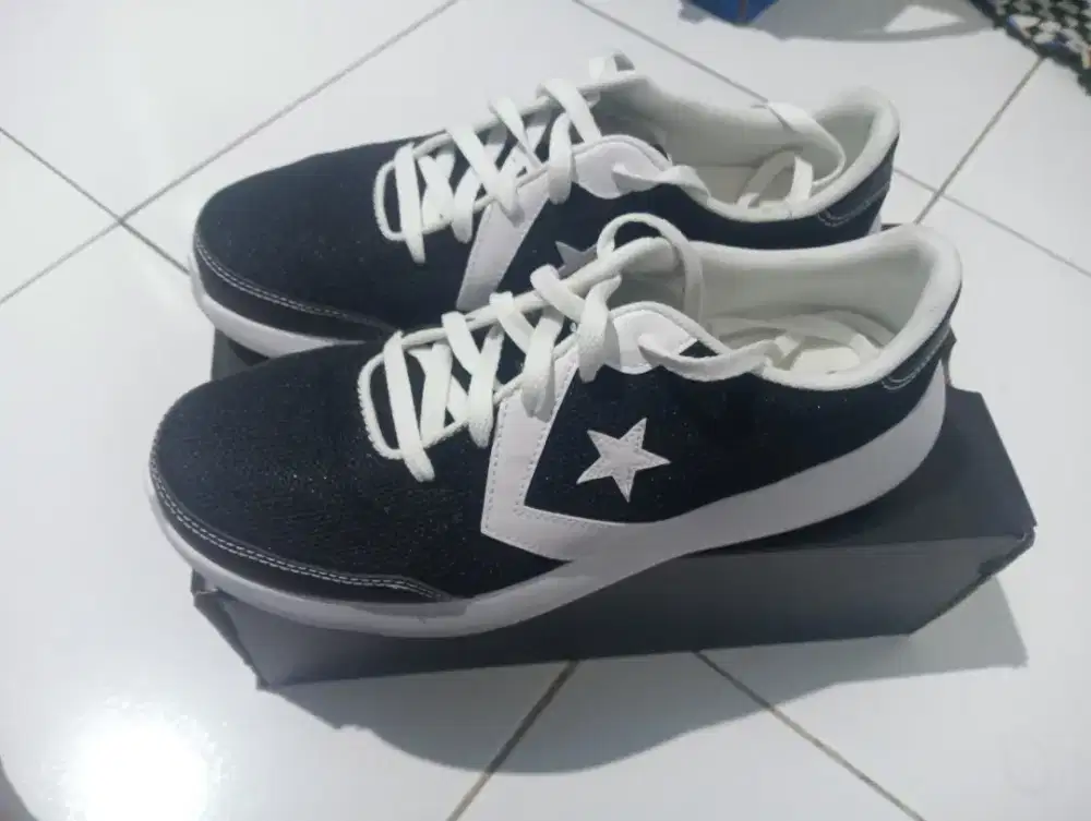 Sepatu sneaker Converse size 43