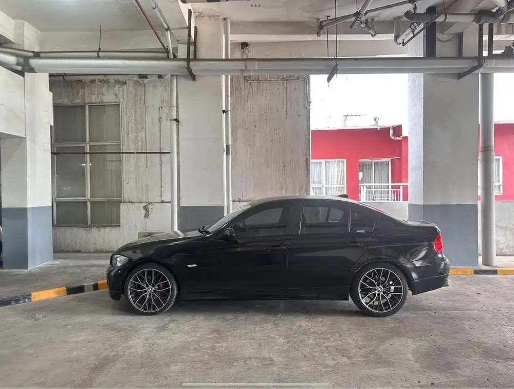 BMW 320i E90 2005 Hitam