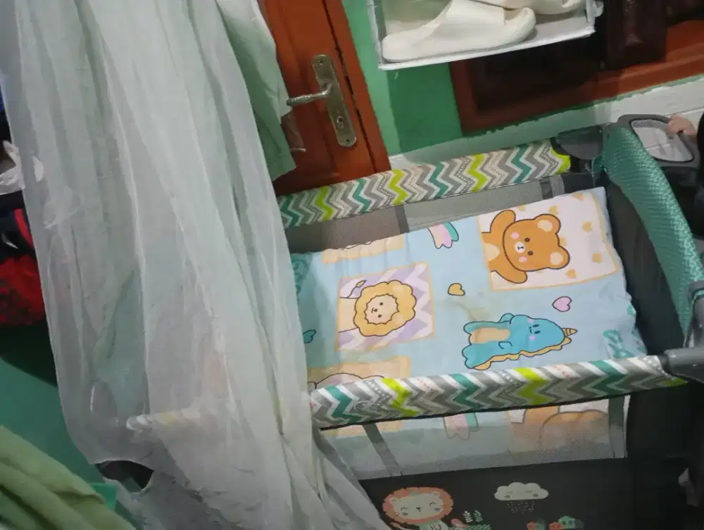 Dijual ranjang bayi merek pliko like new + kasur bayi