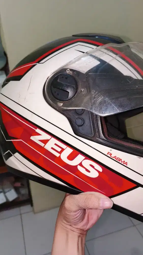 Helm zeus minus lecet pemakaian