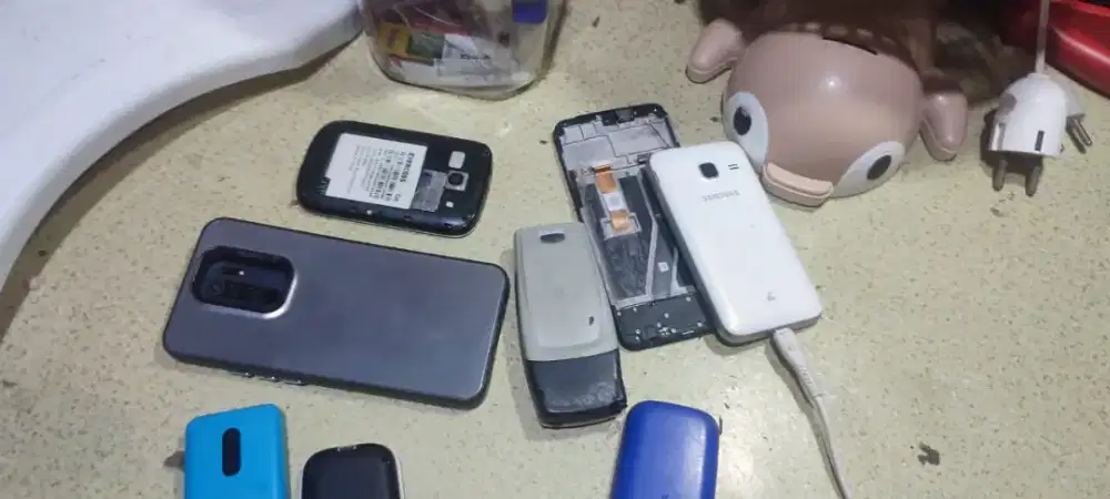 Menerima HP jadul dalam jumlah banyak