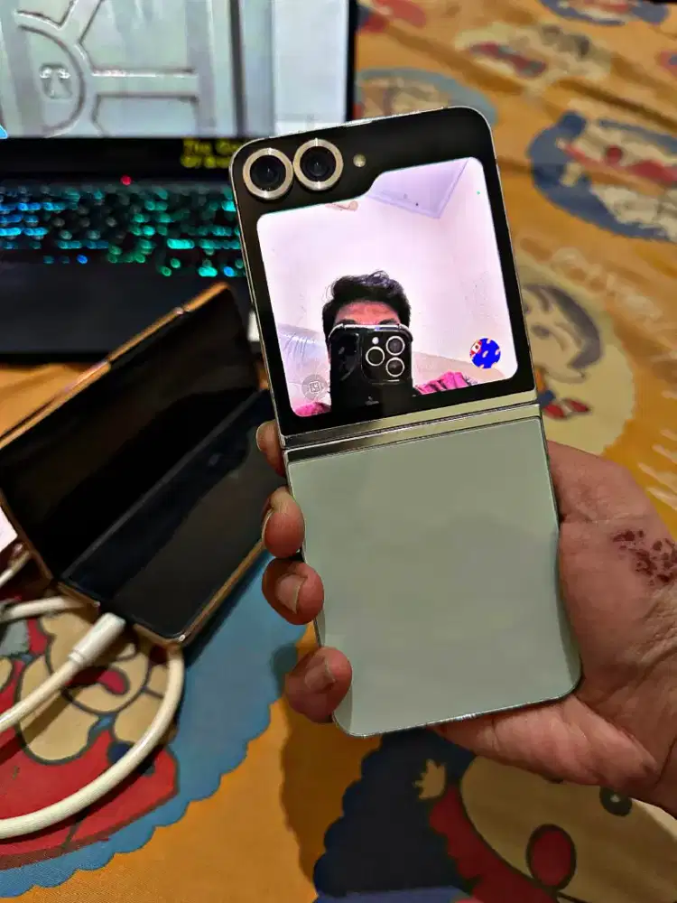 Samsung Galaxy Z Flip 5 mint 8/512gb fullset mulus (minus deksripsi)