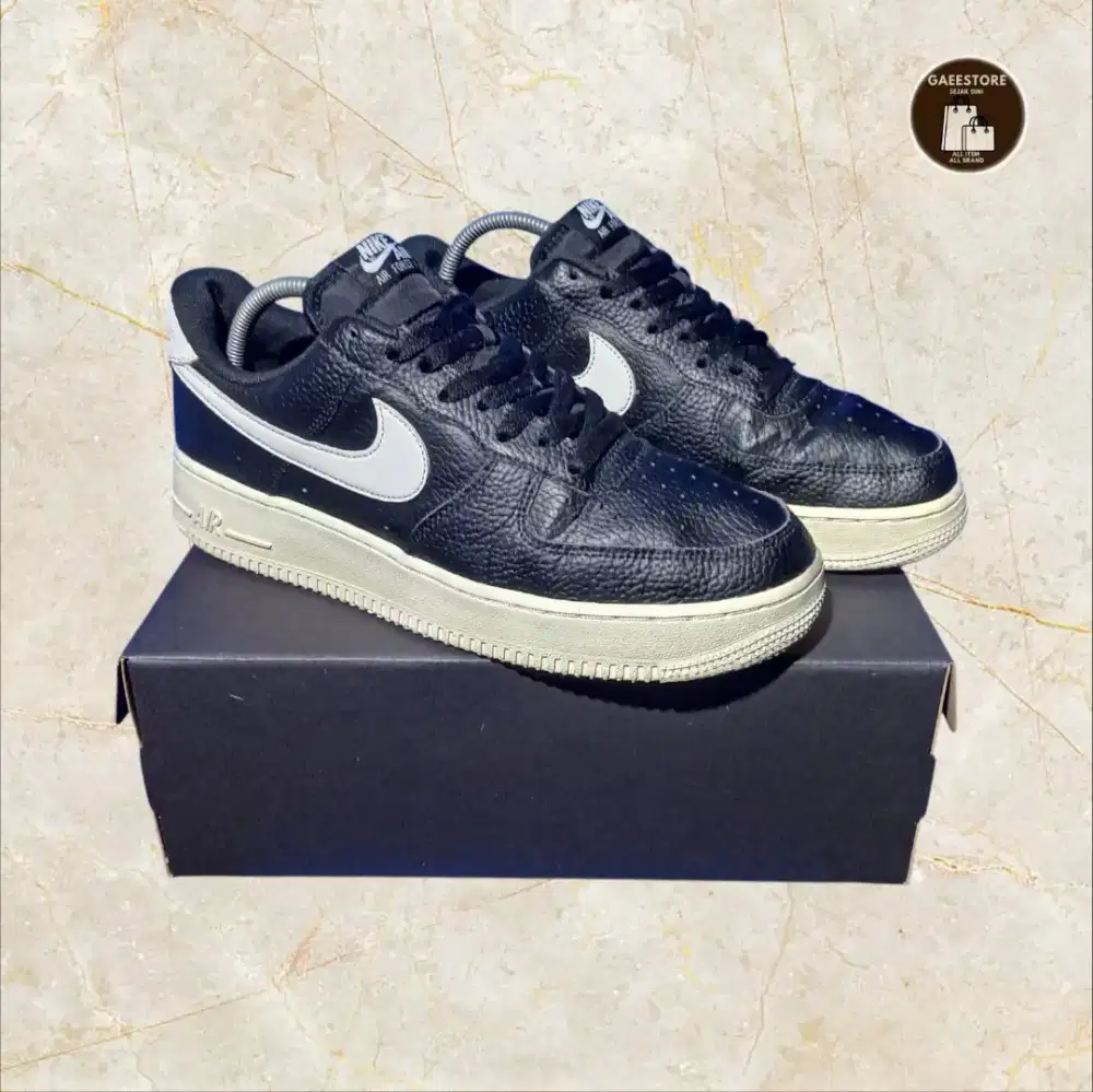 PRELOVED/THRIFT SEPATU PRIA SNEAKERS NIKE AIR FORCE 1 LOW BLACK