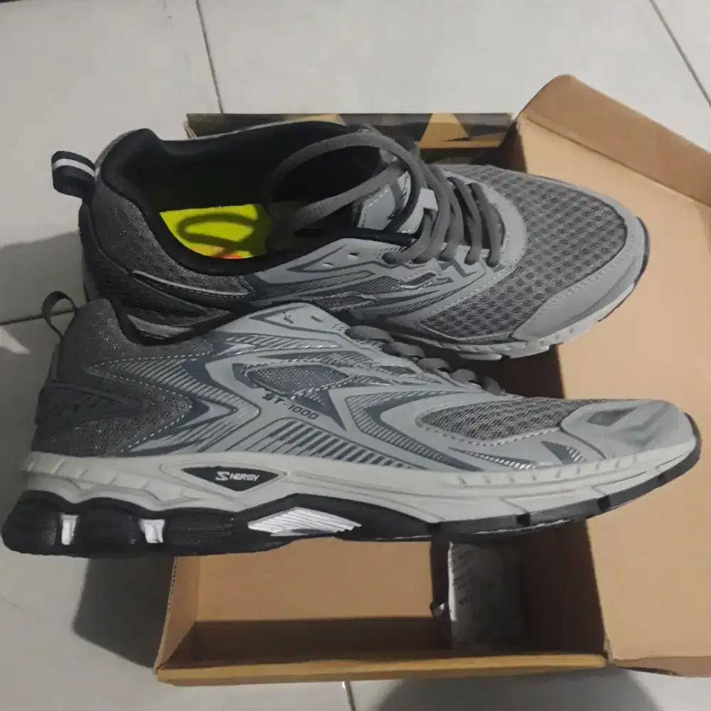Sepatu lari running spotec atlas abu perak