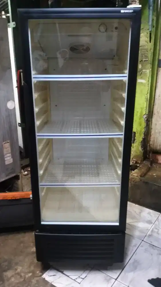 Showcase merek Sharp dingin normal maknyos