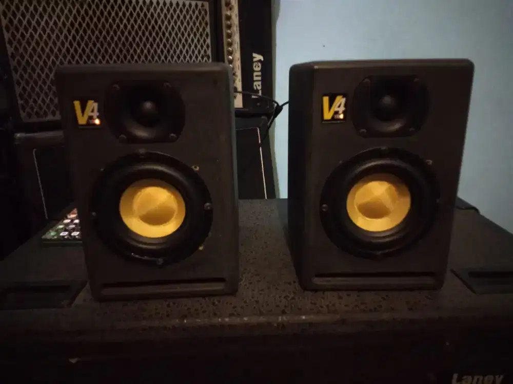 Sepasang nearfild aktif KRK V4