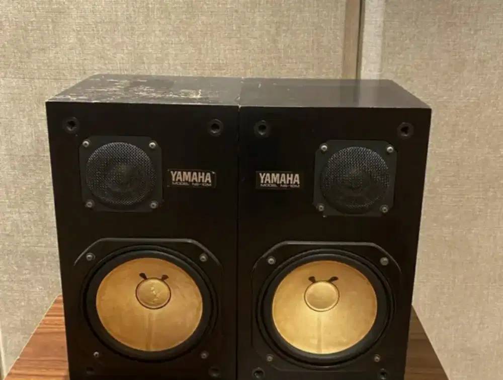 Sepasang monitor studio legendaris Yamaha NS10M