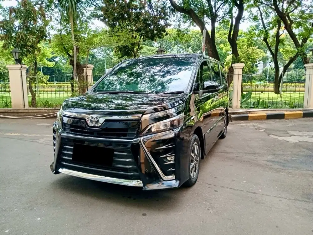 TOYOTA VOXY 2.0 Hitam 2019 AT Mulus Full Original Jarang Pakai