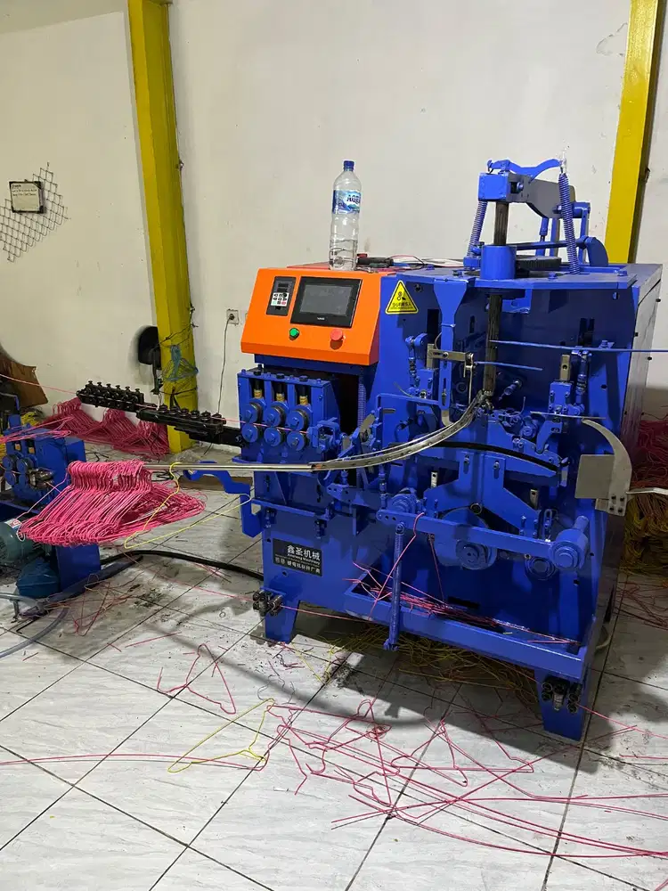 Operator mesin hanger