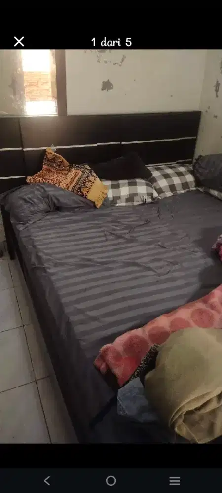 Dipan dan lemari multipleks