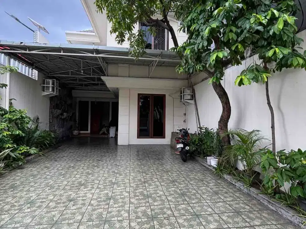 Dijual Rumah 2 lt di Kemanggisan Jakarta Barat Lt 218 m2 Lb 250 m2 termurah carport 5 mobil, dekat Binus nego yuk!