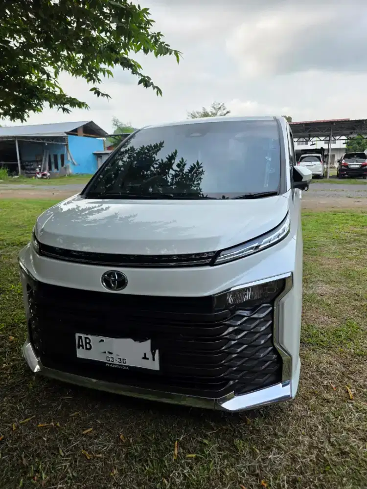 Voxy 2022 TSS putih favorit