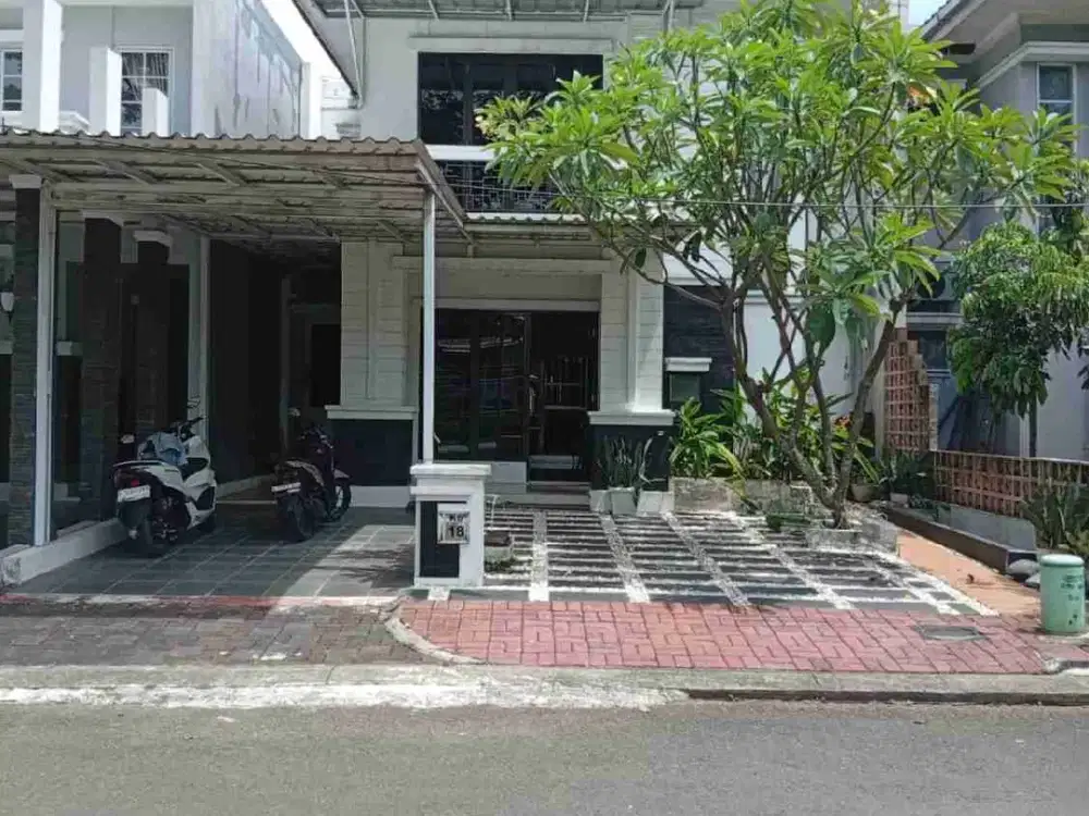 rumah posisi depan taman di legenda wisata cibubur