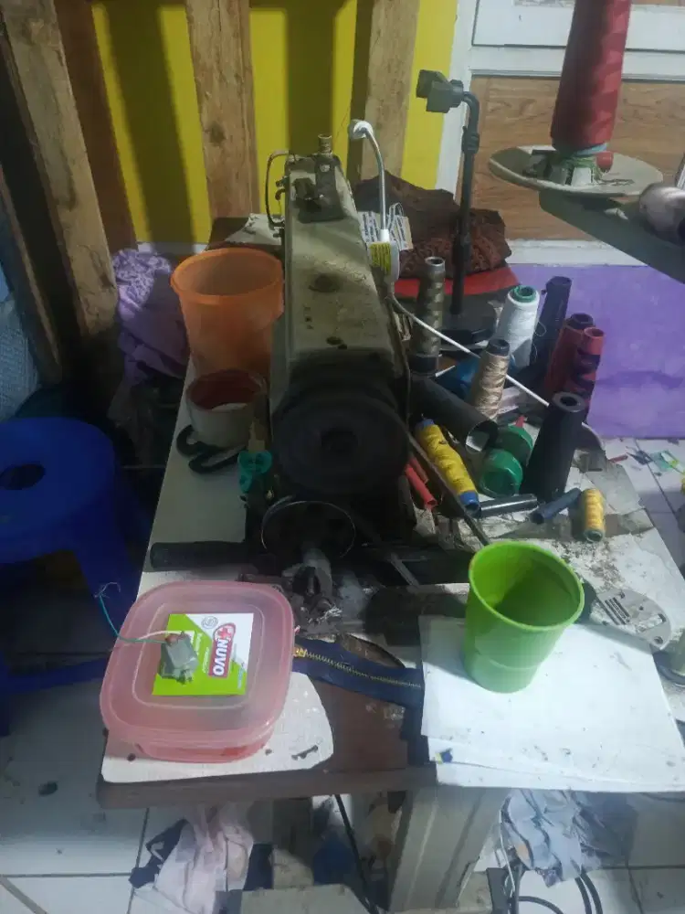 Di jual mesin jahit+ mesin obras