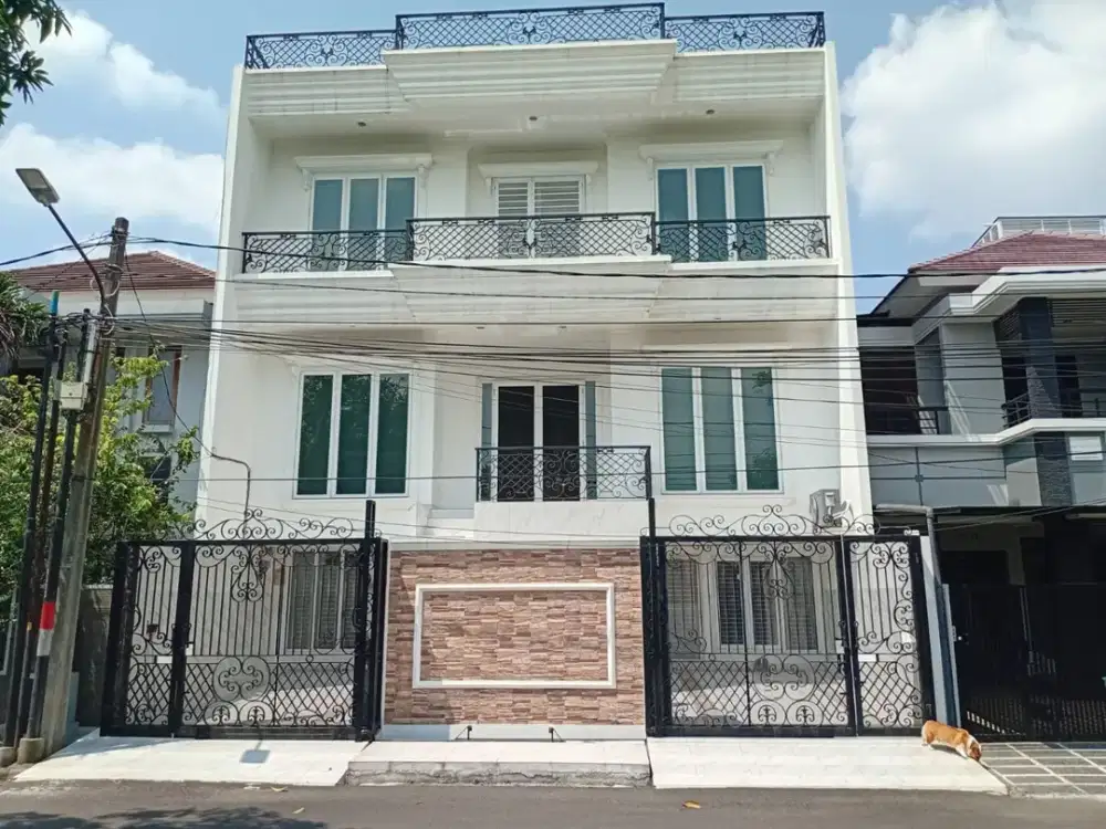 DIJUAL RUMAH MEWAH KOMPLEK GADING KIRANA LT 220 M2 3 LANTAI TIMUR EKSKLUSIF HRG MENARIK