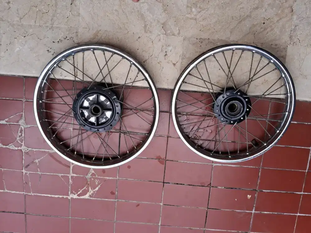 Jual velg standart yamaha RX king masih bagus, yang mau segera hub aku
