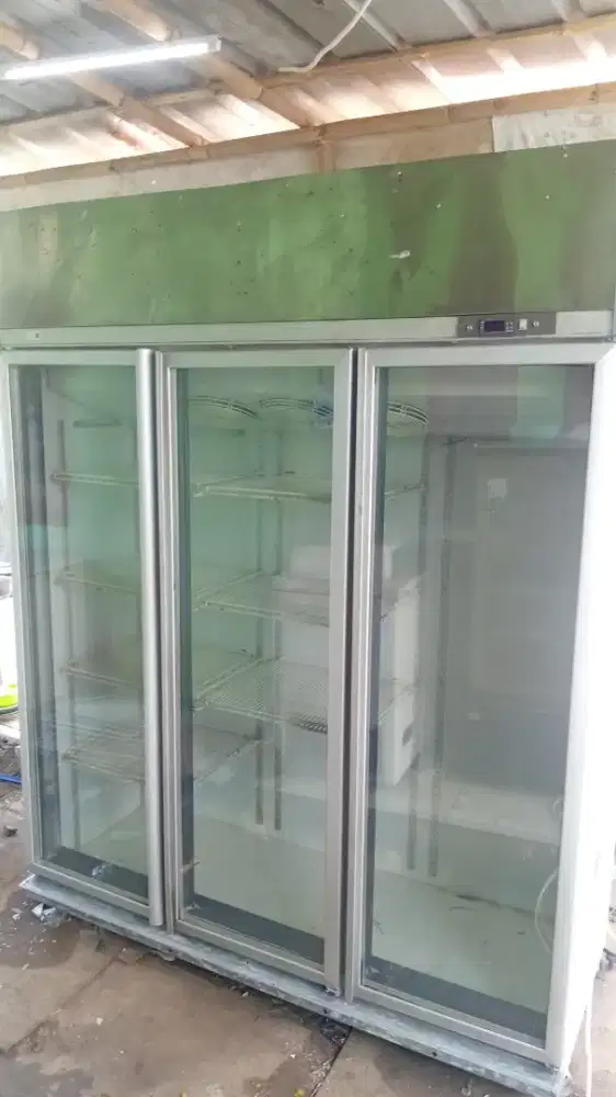 Jual showcaes 3 pintu merek gea kondisi normal dingin