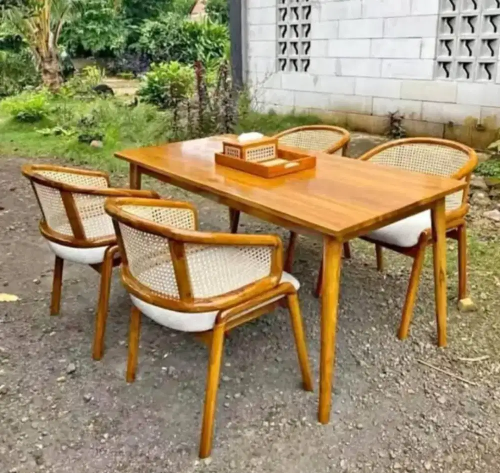 Meja makan kursi C rotan jati.