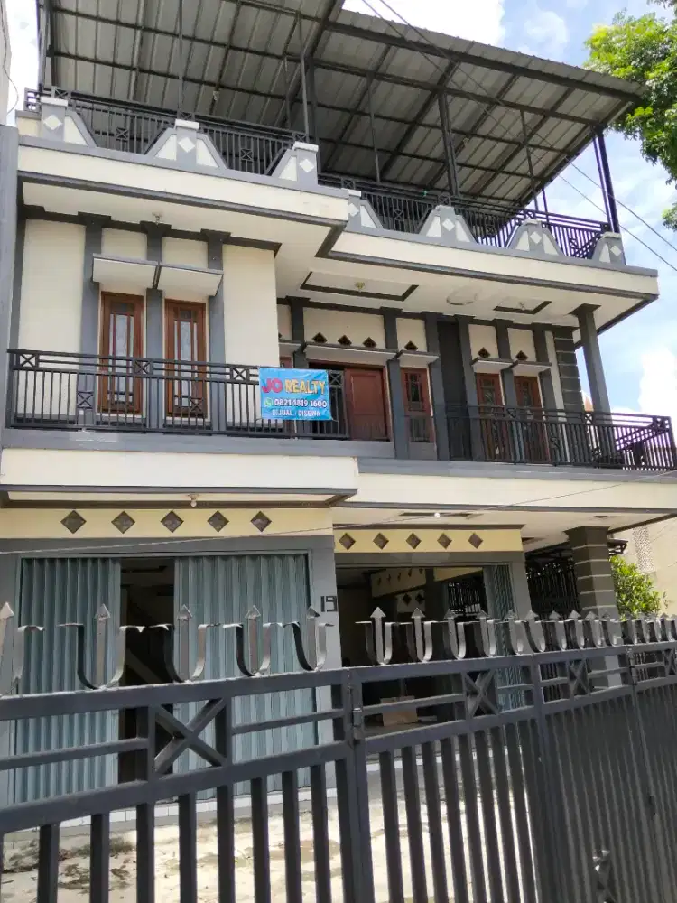 Rumah dan Ruang usaha , 3 lantai, lokasi strategis, pinggir jalan raya