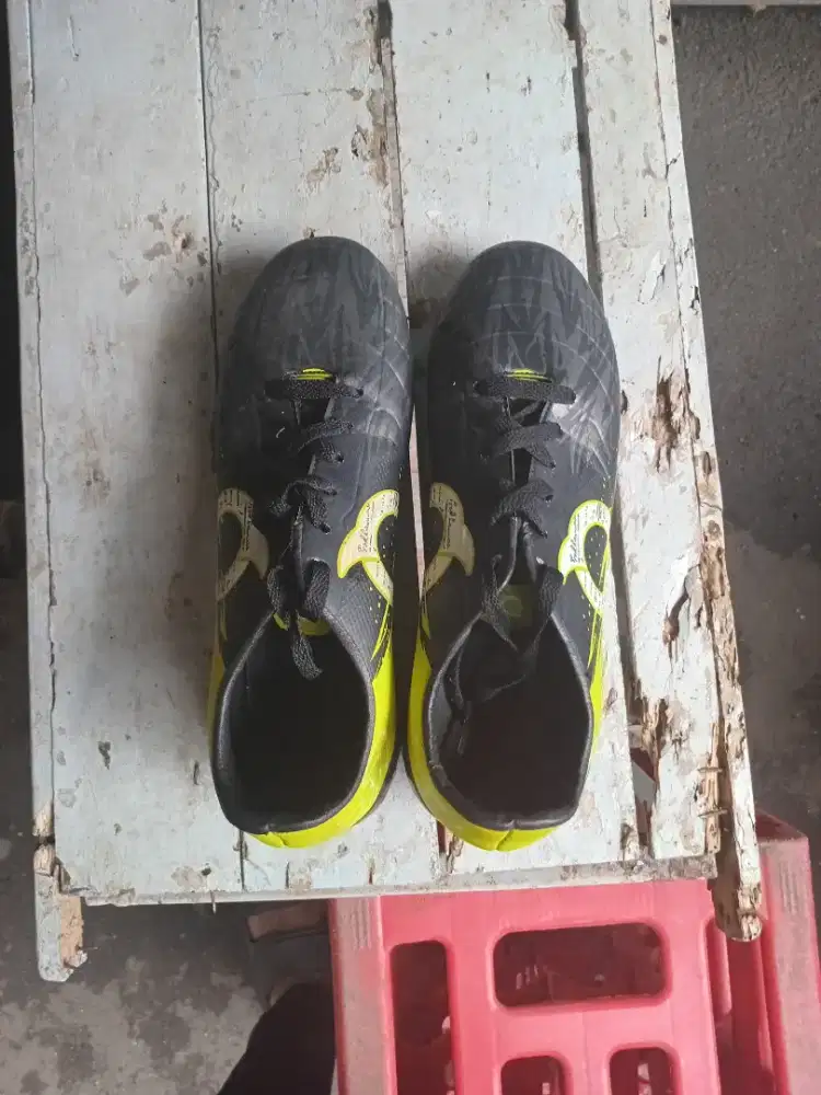 SEPATU BOLA LAPANGAN