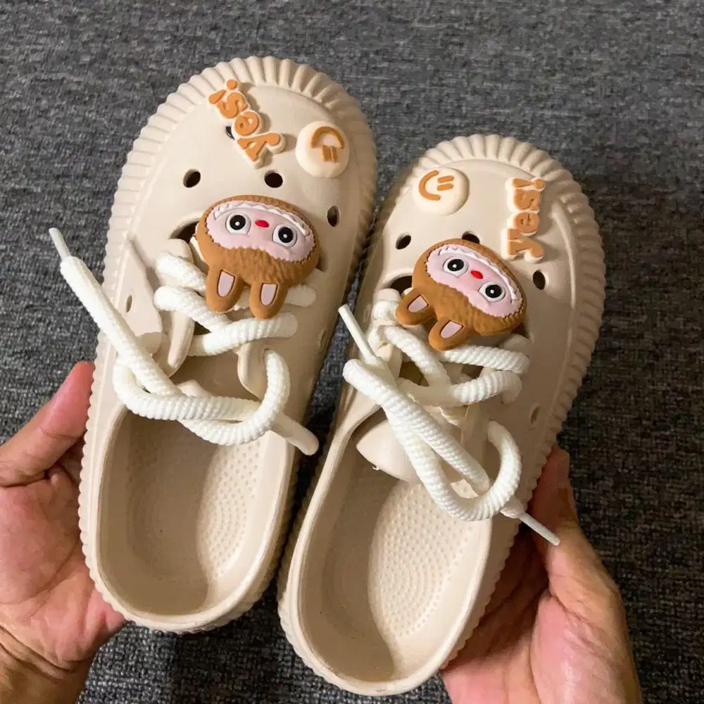 SEPATU SENDAL KARET ANAK CEWE KARAKTER LABUBU SANDAL VIRAL SIZE 32-33