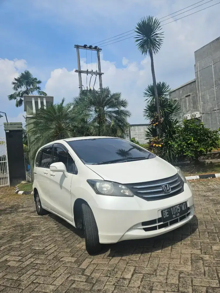 FREED PSD MATIC 2011 PUTIH