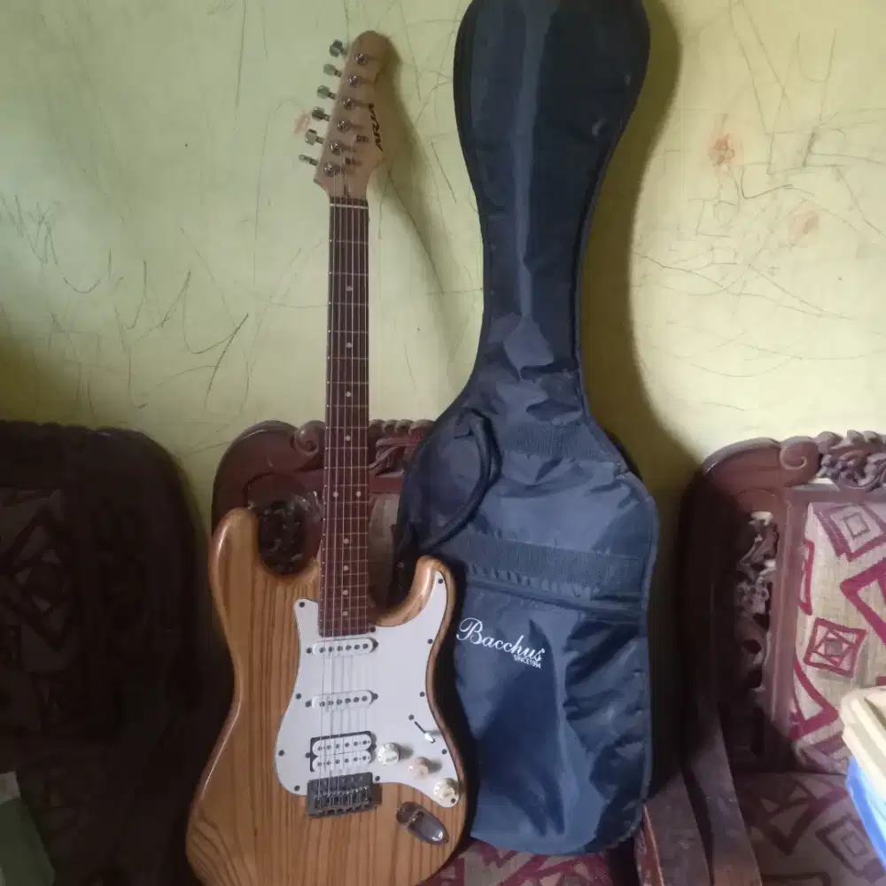 Gitar Aria no seri sudah tdak ingat,gitar lama