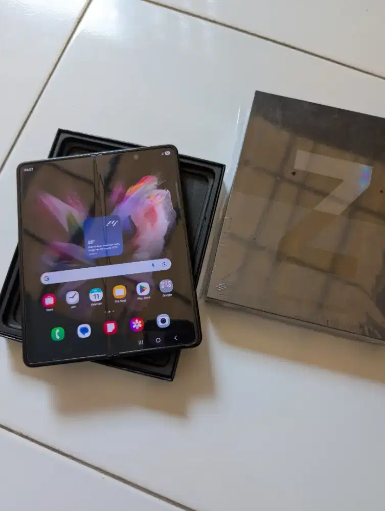 Samsung Z Fold 3 5G (12/256) Mulus Fullset Resmi Sein