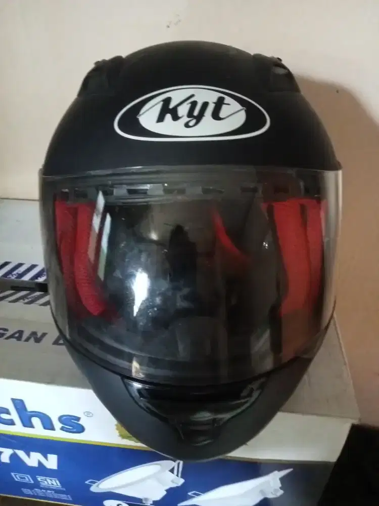 Dijual helm KYT seken kondisi msih mulus