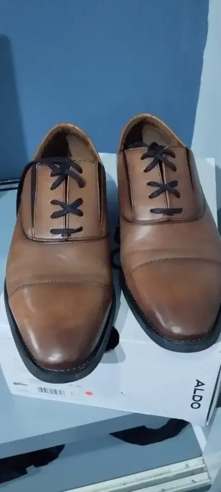 Sepatu kulit asli