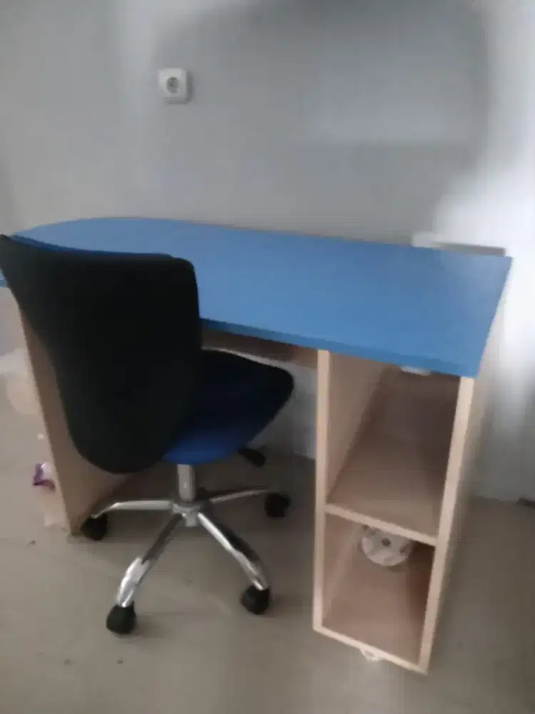 Kursi dan meja komputer