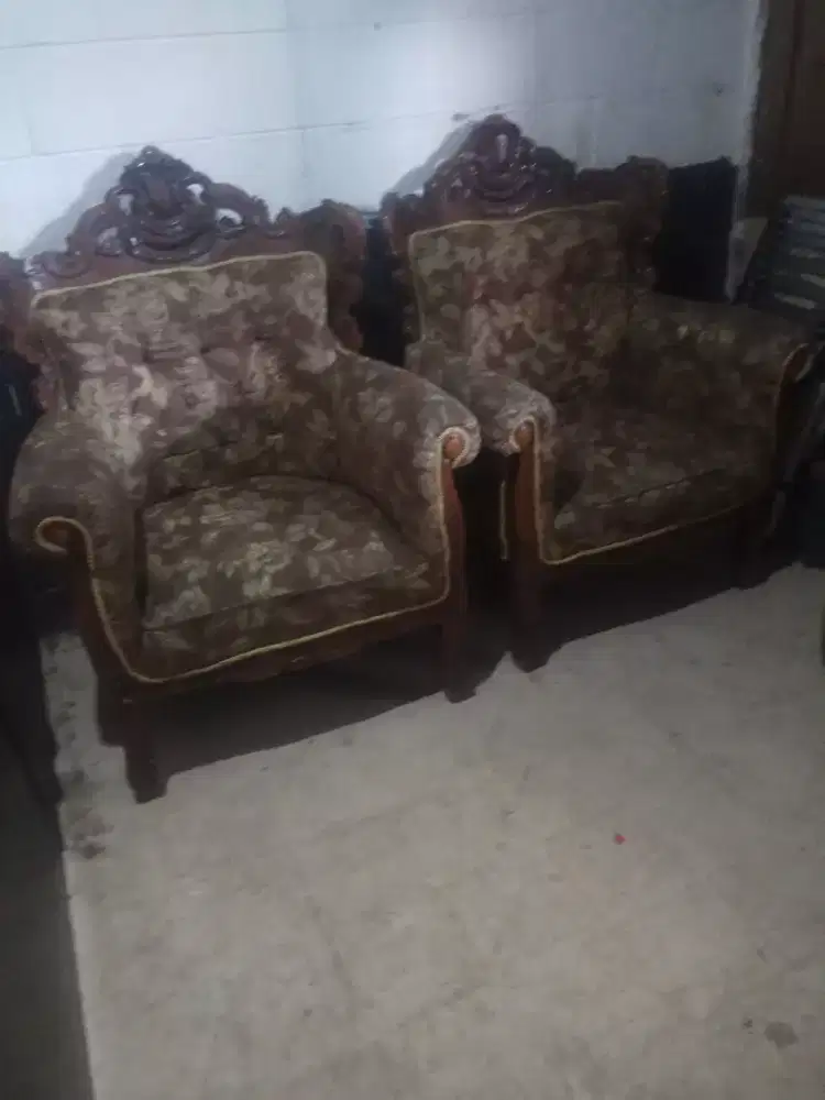 Jual 2 kursi sofa sesuai foto masih layak pakai,robek dikit satu kursi