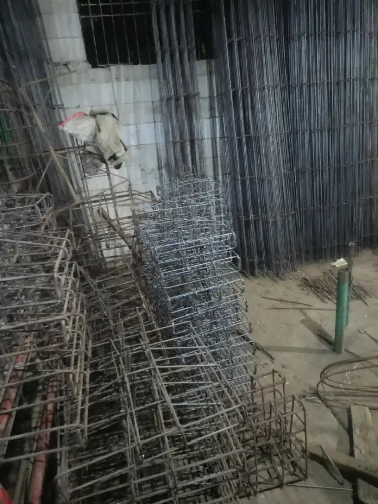 Menyediakan bahan material bangunan