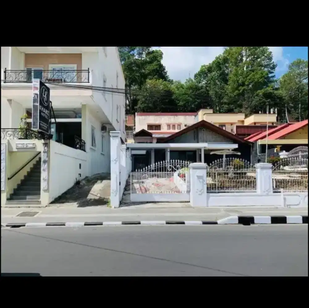 Rumah di jalan raya ramai cocok untuk hotel bisnis usaha dilepas cepat