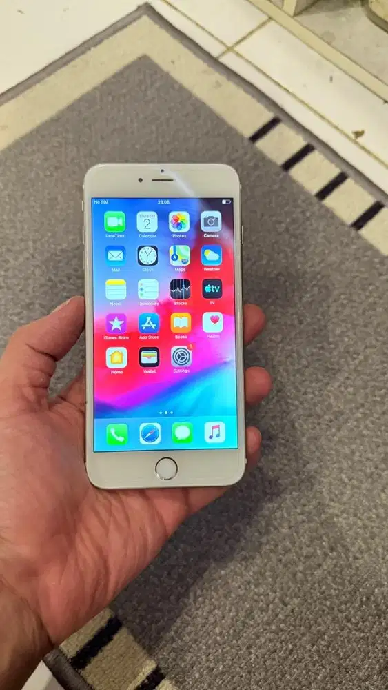 Dijual Iphone 6 plus 64GB Gold Teregister Hp charger