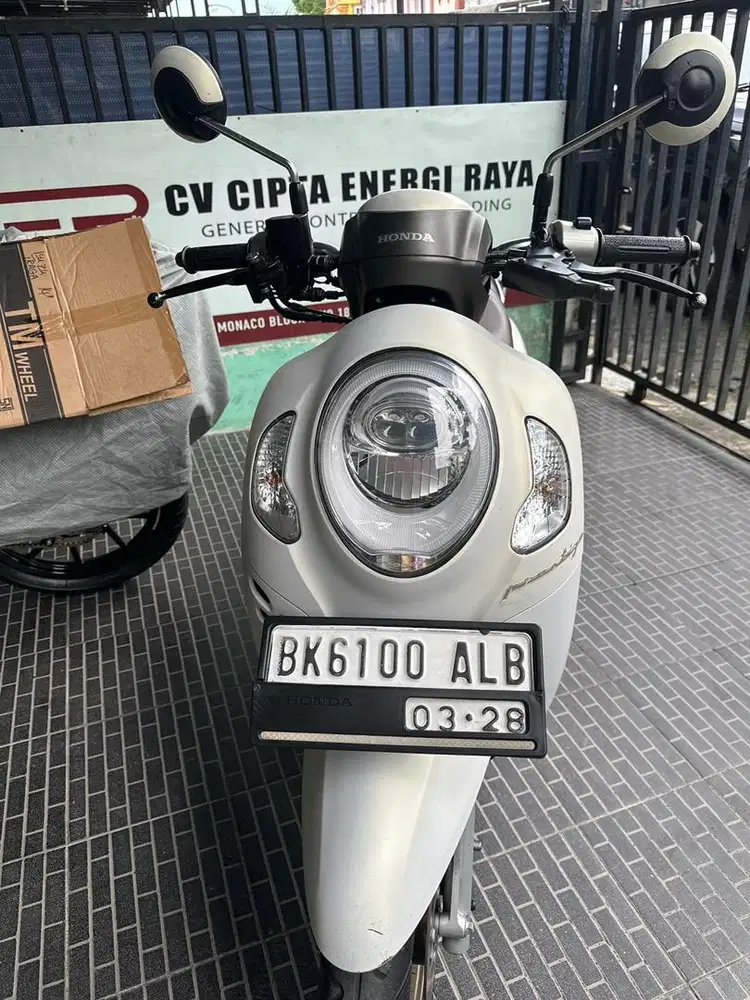 Scoopy putih 2023