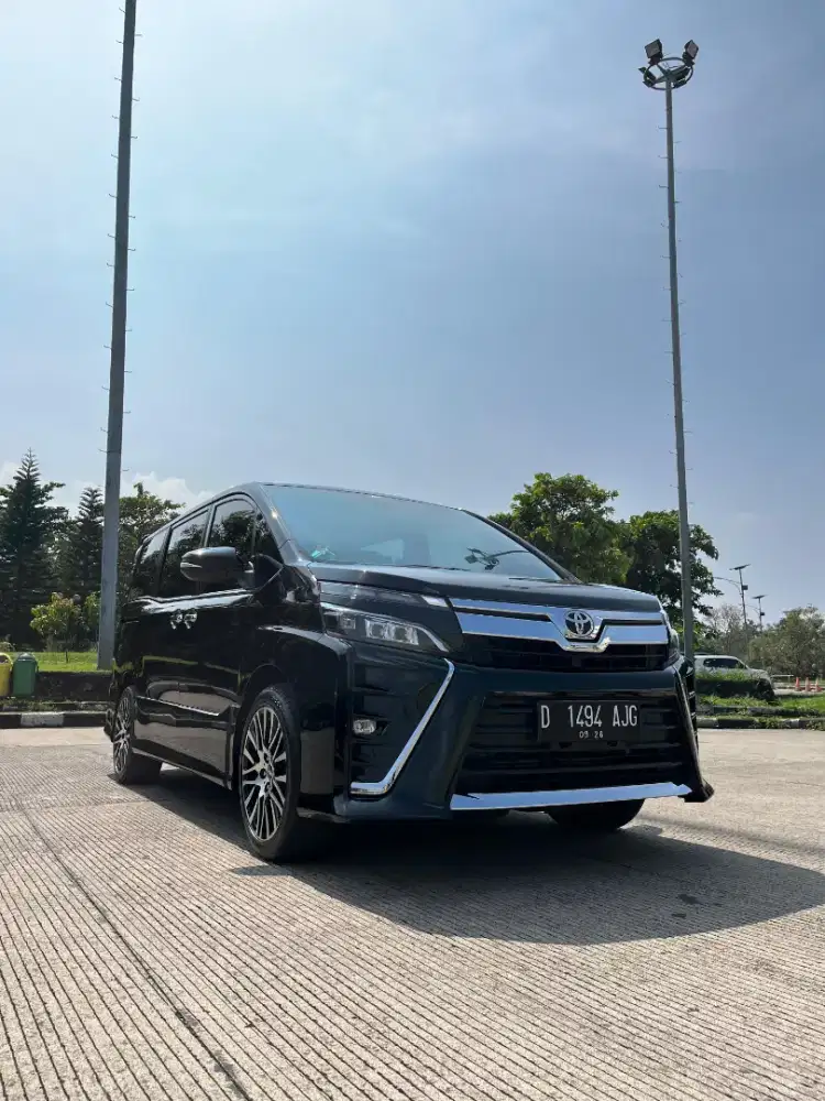 JUAL VOXY 2021 HITAM LOW ODO