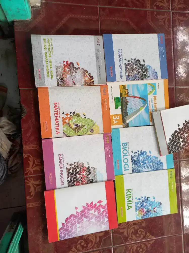Dijual buku kelas  12 jumlah 9 biji
