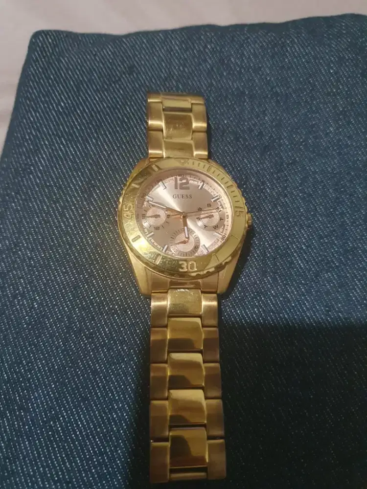 Dijual jam Guess gold tone