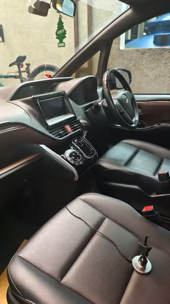 JUAL VOXY 2021 HITAM LOW ODO