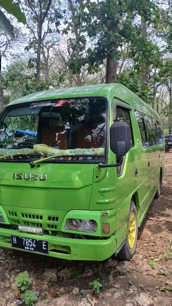 Isuzu elf  2014