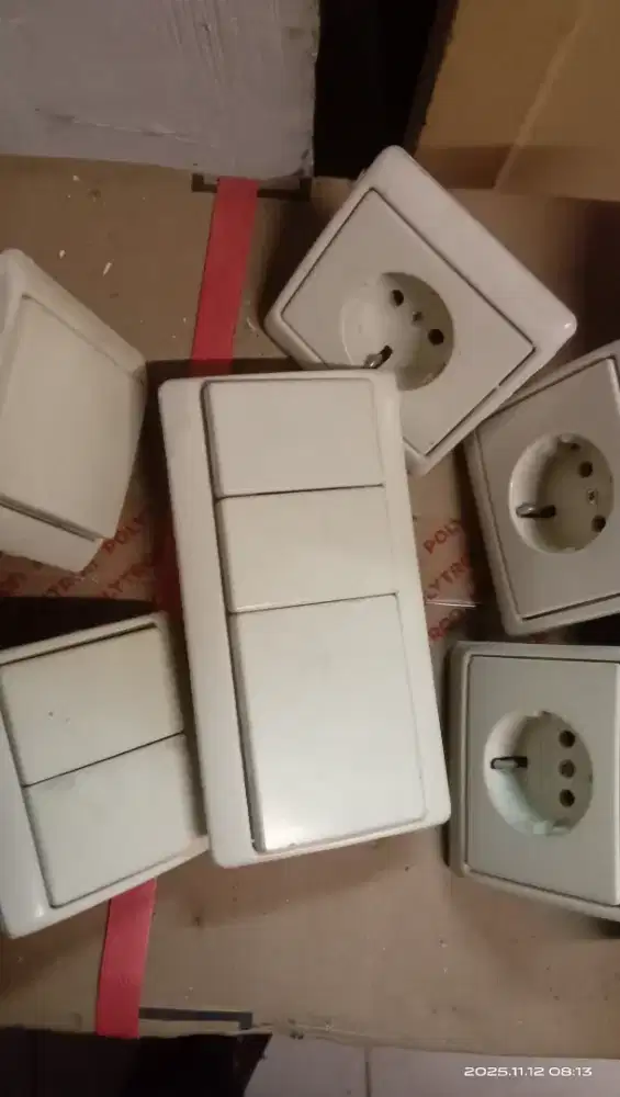 Saklar dan stop kontak berker