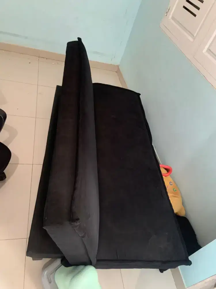 Sofa bed kondisi masih bagus. Hanya kotor saja. Merek informa.